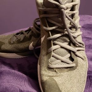 Men's basketball shoes